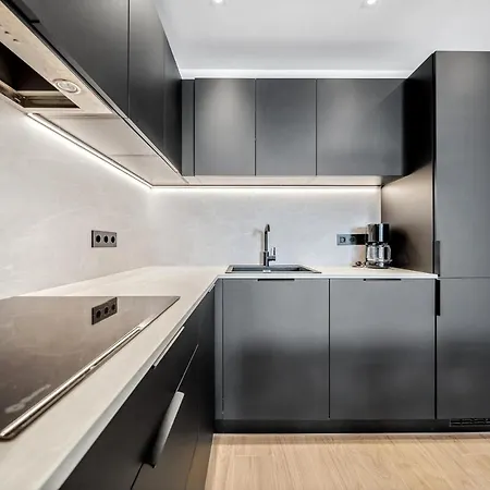 Charming & Modern 4br Μαρμπέλλα